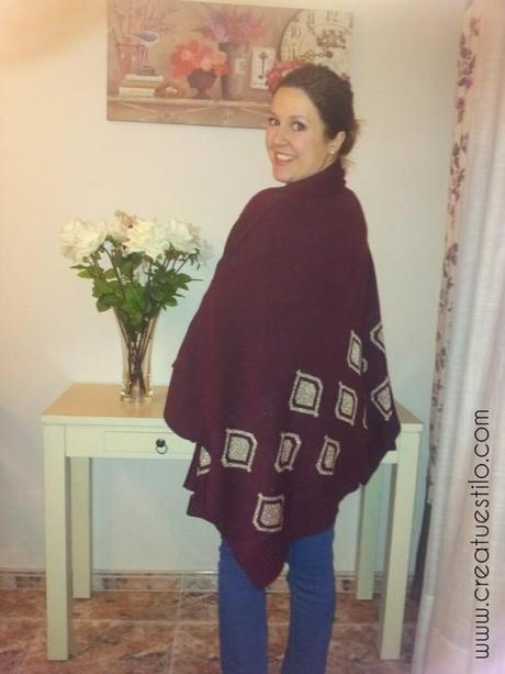 Look embarazada con vaqueros y poncho modo oficina (7)