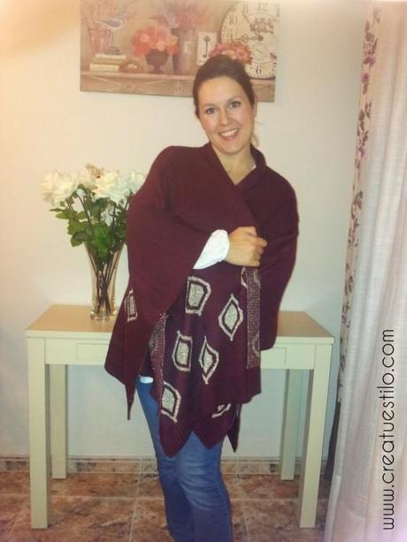 Look embarazada con vaqueros y poncho modo oficina (8)