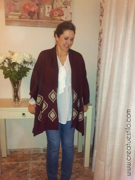 Look embarazada con vaqueros y poncho modo oficina (6)