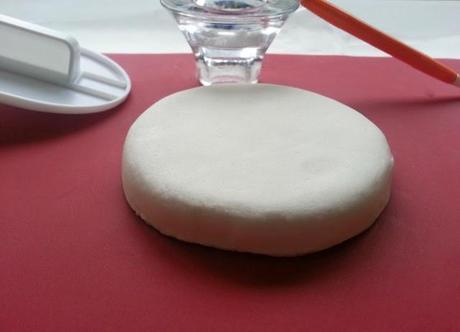 DIY (HÁZLO TU MISMA): CUBRIR BASES PARA CUPCAKES CON PASTA DE AZÚCAR (FONDANT)