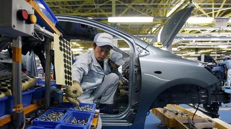 Toyota empieza a sustituir robots por personas en sus fábri
