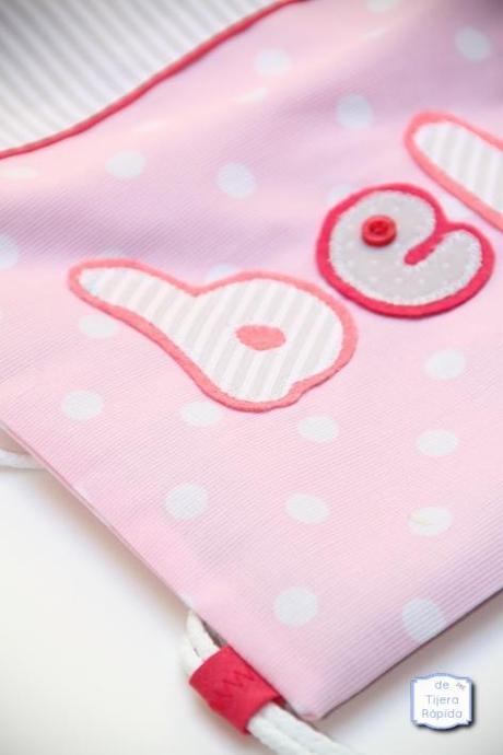 Mochila con nombre en rosa