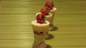 Una mousse aterciopelada, el encuentro entre el chocolate blanco y las sabrosas fresas.