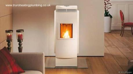 Calefactor y caldera instalado y funcionando en un hogar contemporáneo Equipo doméstico quema biomasa para calefaccionar y producir agua caliente