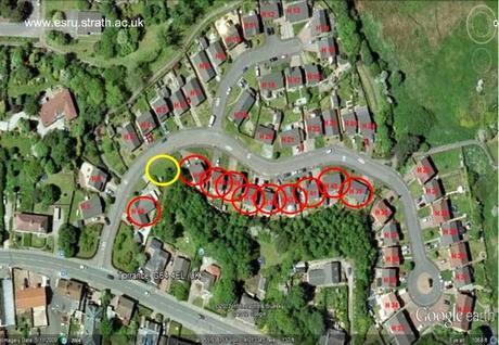 Sector de una urbanización con casas vecinas que se beneficiarán de la instalación de un equipo para quemar biomasa Imagen satelital de un proyecto para instalar un equipo comunitario de biomasa