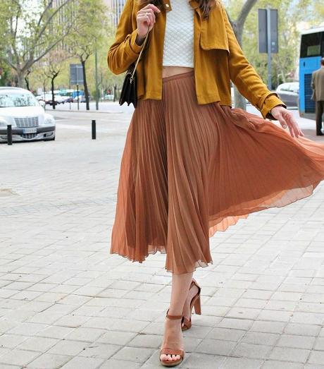 tablas, crop top y trench corta