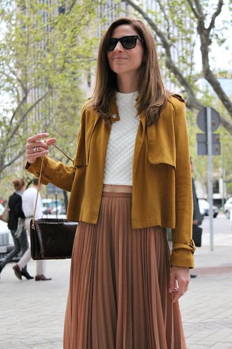 tablas, crop top y trench corta