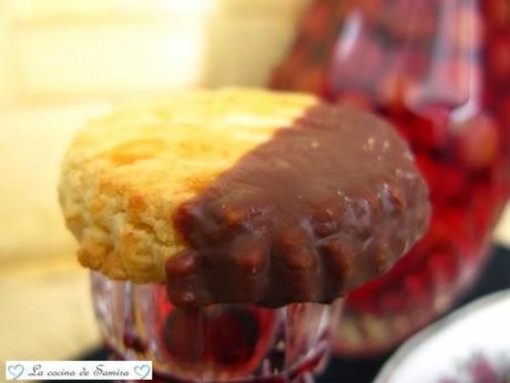 Pastas de almendra con baño de chocolate