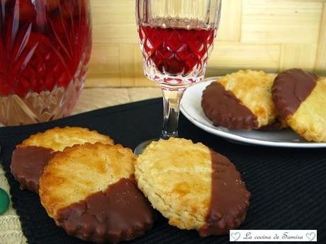 Pastas de almendra con baño de chocolate