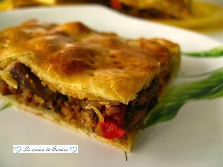Empanada de carne con setas y pisto