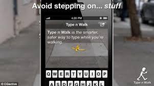 Apple estudia incorporar en sus iPhones una función que de visibilidad al entorno mientras caminamos mirando la pantalla.