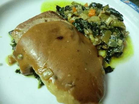 Solomillo de cerdo con espinacas y salsa de pimienta