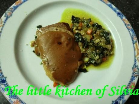 Solomillo de cerdo con espinacas y salsa de pimienta