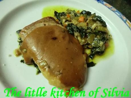 Solomillo de cerdo con espinacas y salsa de pimienta