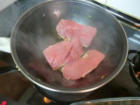 Solomillo de cerdo con espinacas y salsa de pimienta