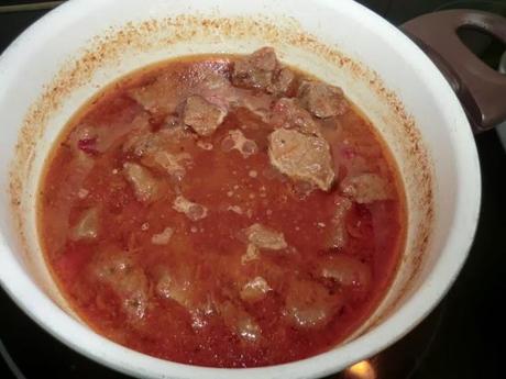 Carne de ternera guisada con pimientos rojos