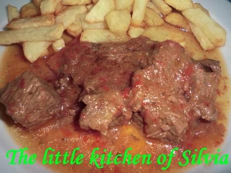Carne de ternera guisada con pimientos rojos