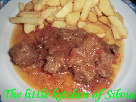 Carne de ternera guisada con pimientos rojos