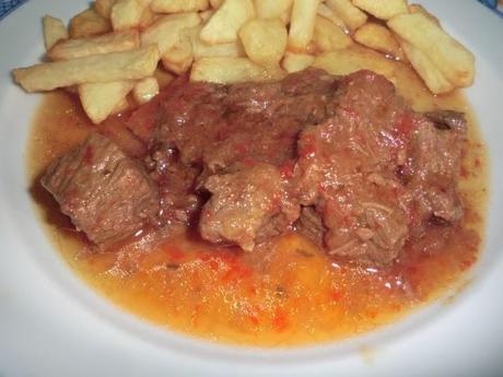 Carne de ternera guisada con pimientos rojos
