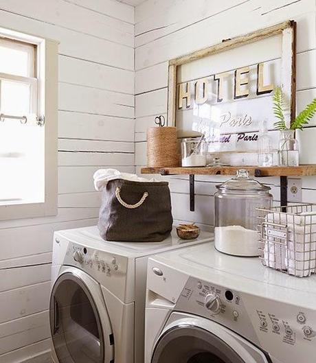 UNA CABAÑA CON MATERIALES NATURALES.