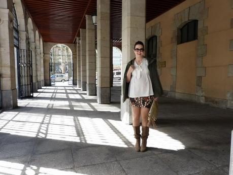 Look embarazada con falda tribal y bolso dorado de flecos (8)