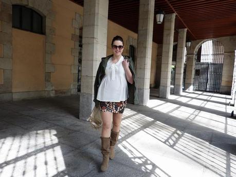 Look embarazada con falda tribal y bolso dorado de flecos (8)