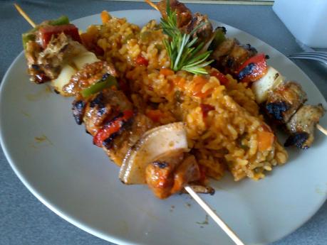 Brochetas con arroz