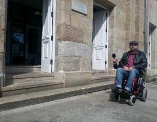 Un betanceiro con movilidad reducida, a la entrada de las oficinas municipales. / la opinión