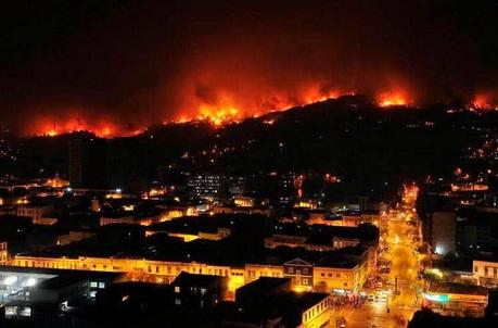 Chile: Incendio arrasa la ciudad de Valparaiso