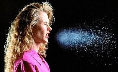 ¿Por qué cubrirse la boca al estornudar?