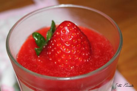 Receta: mousse de chocolate blanco con fresas.