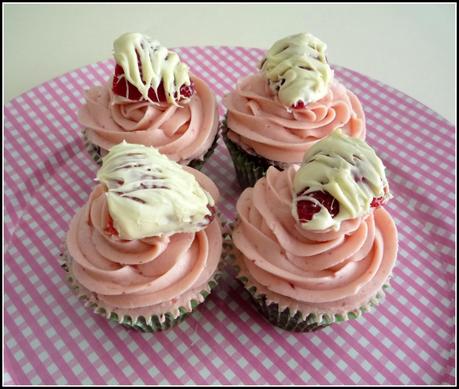 Cupcakes de chocolate y fresa