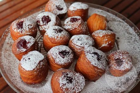 AGUJEROS DE DONUTS RELLENOS DE NUTELLA Y FRAMBUESA AGUJEROS DE DONUTS RELLENOS DE NUTELLA Y FRAMBUESA