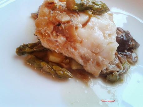 Bacalao en salsa de vino blanco con espárragos y setas