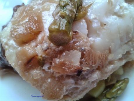 Bacalao en salsa de vino blanco con espárragos y setas