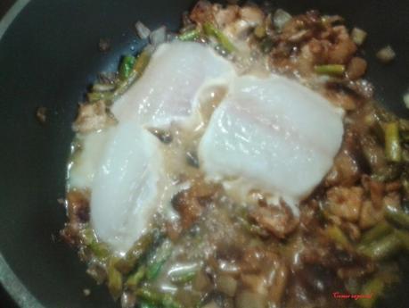 Bacalao en salsa de vino blanco con espárragos y setas