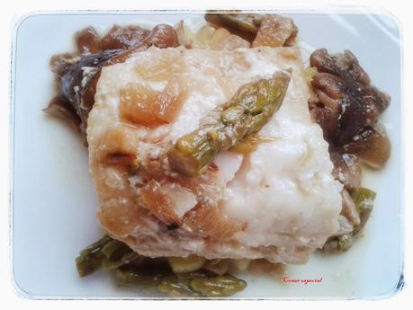 Bacalao en salsa de vino blanco con espárragos y setas