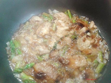 Bacalao en salsa de vino blanco con espárragos y setas