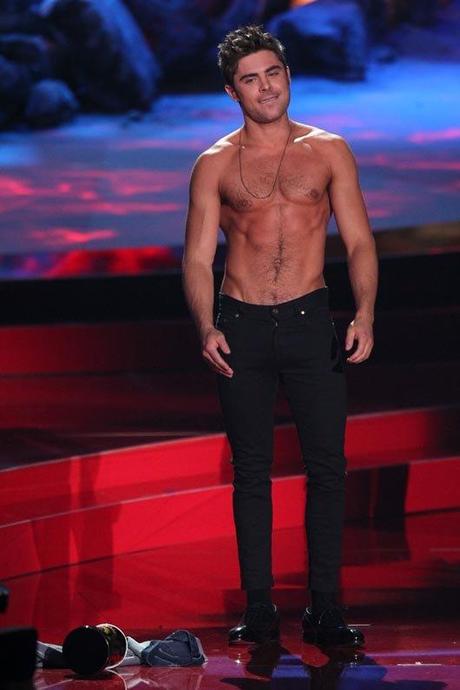 Zac Efron torso desnudo MTV Movie Awards 2014