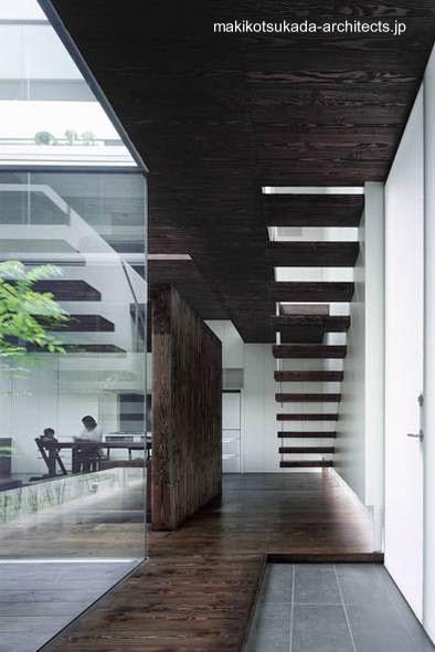 Escalera al nivel superior de la residencia japonesa
