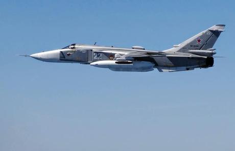 Un caza ruso realiza vuelos rasantes sobre un destructor EE.UU. en el Mar Negro