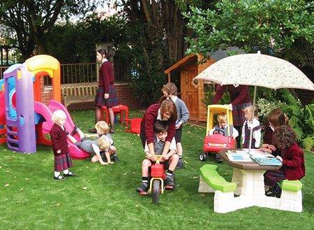 aprendiendo inglés en el jardín