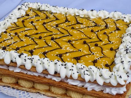 Milhojas de crema, merengue y yema