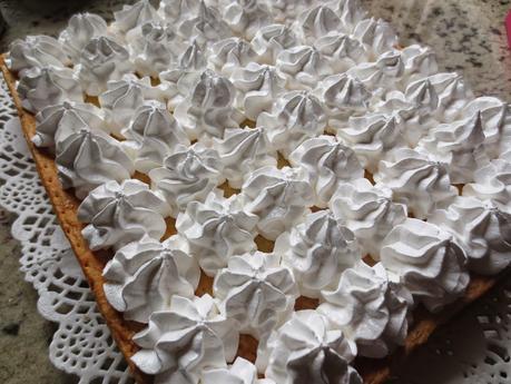 Milhojas de crema, merengue y yema