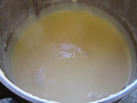 Milhojas de crema, merengue y yema