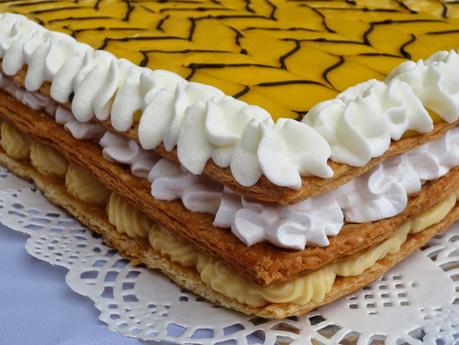 Milhojas de crema, merengue y yema