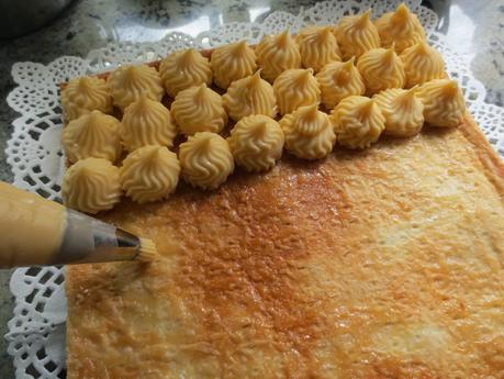 Milhojas de crema, merengue y yema