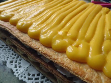 Milhojas de crema, merengue y yema