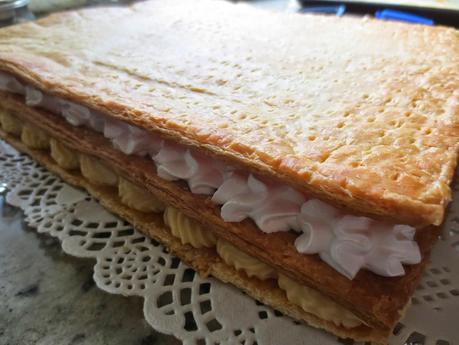 Milhojas de crema, merengue y yema
