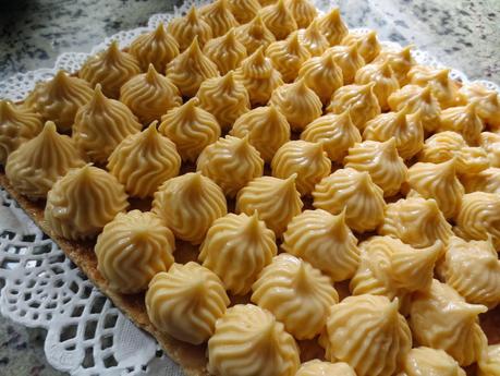Milhojas de crema, merengue y yema
